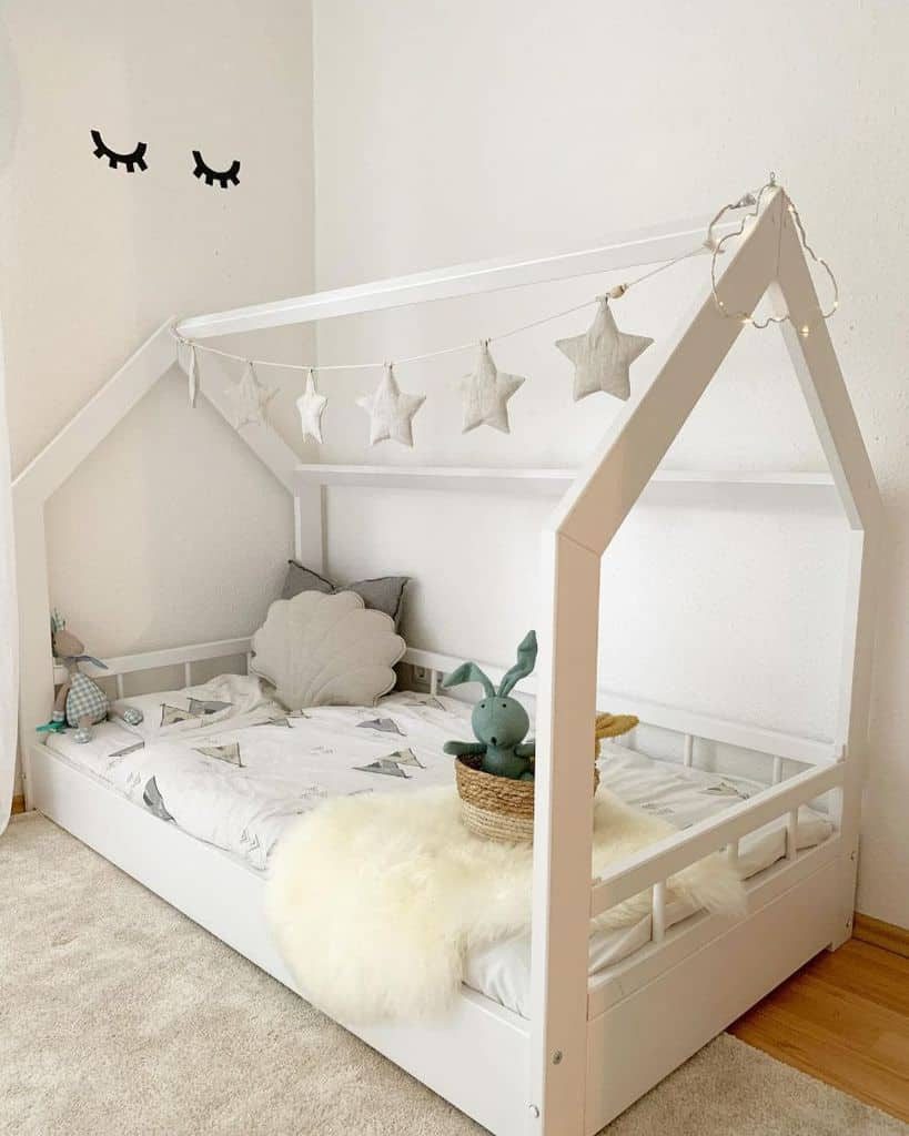 Kids room with daybed 