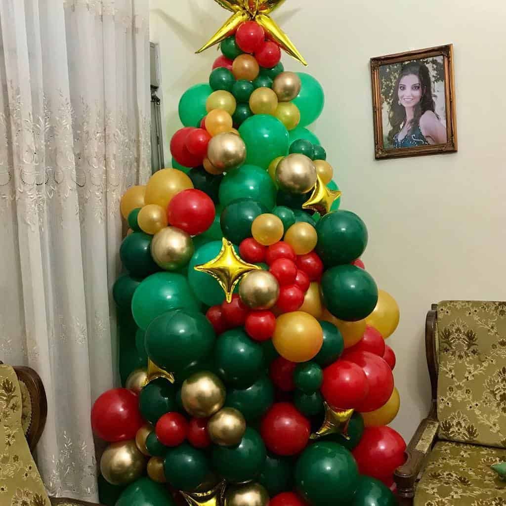 Balloon Christmas tree in red, green, and gold with a star topper