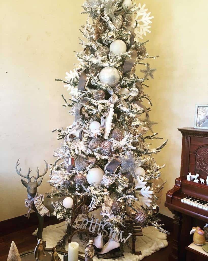 snow-christmas-tree-ideas-edelweiss-homes_-1053813