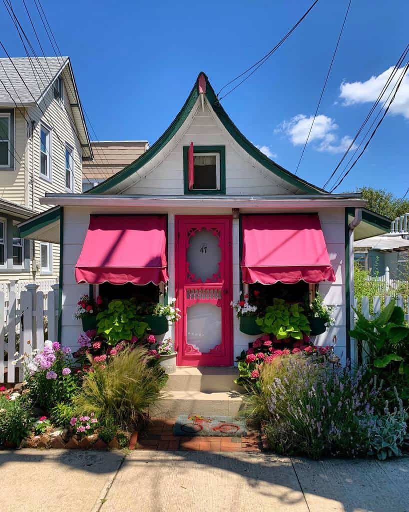 House with pink-painted door