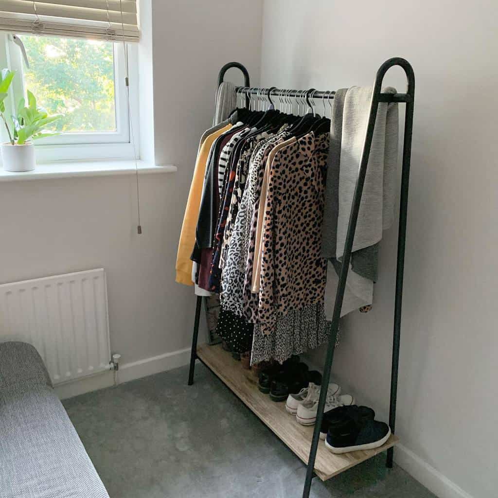 Standalone clothes rack