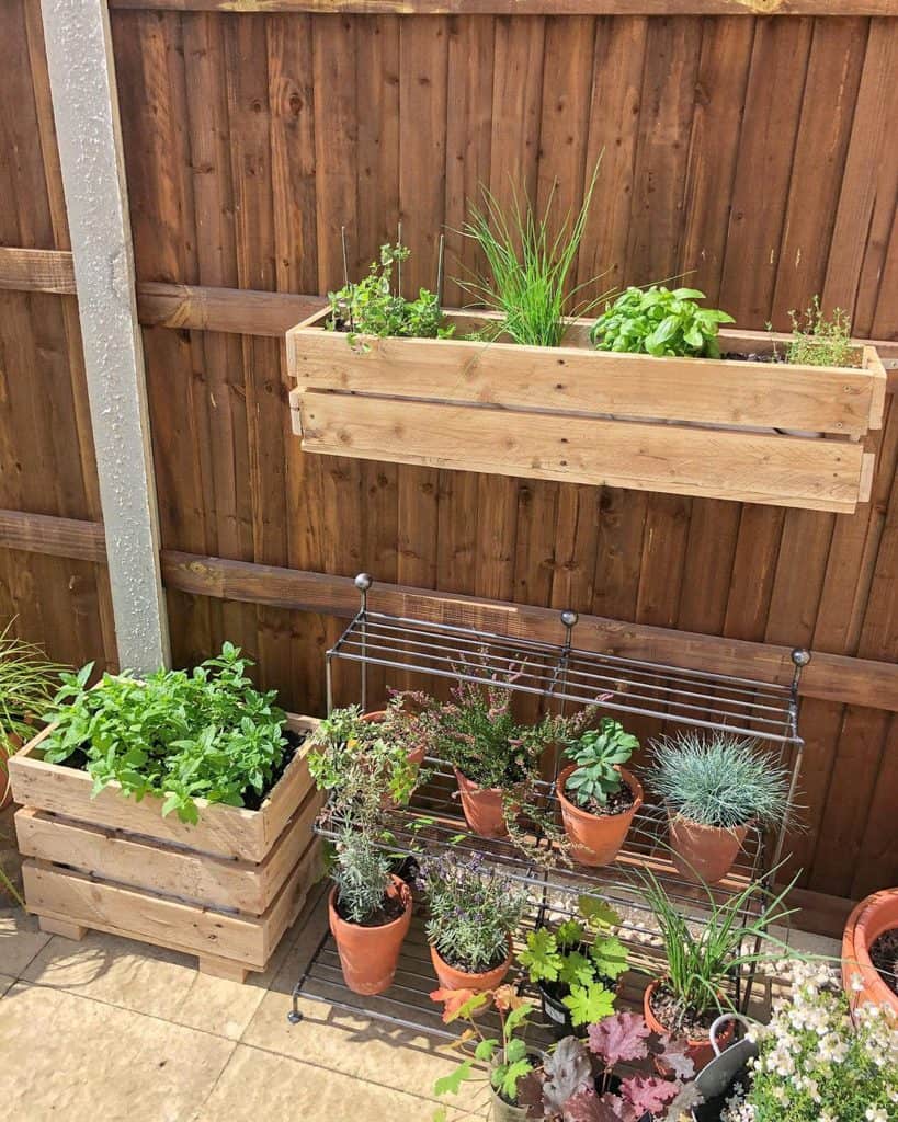 14 Pallet Fence Ideas That You Can DIY - Trendey