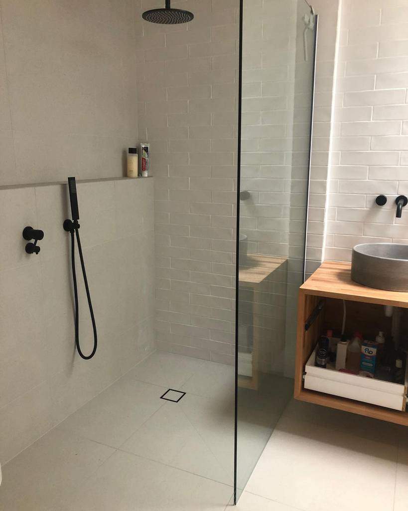 Minimalist doorless walk in shower ideas