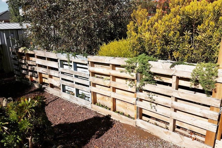 14 Pallet Fence Ideas That You Can DIY