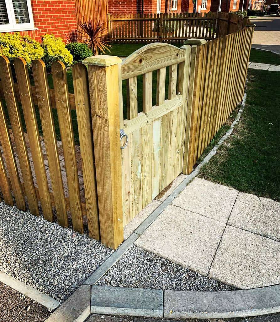 Picket Pallet Fence Ideas -hawkescreativebuilds