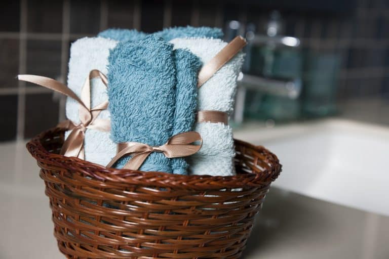 How to Decorate Bathroom Towels (Ideas with Pictures)