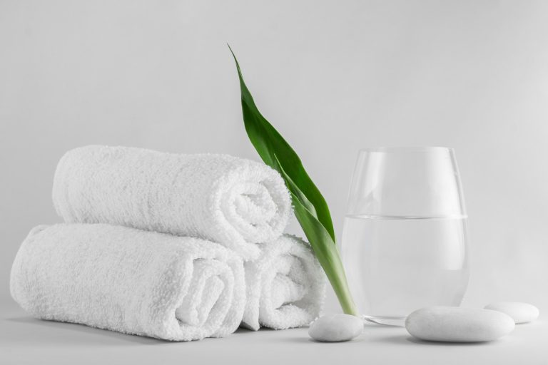 How to Decorate Bathroom Towels (Ideas with Pictures)