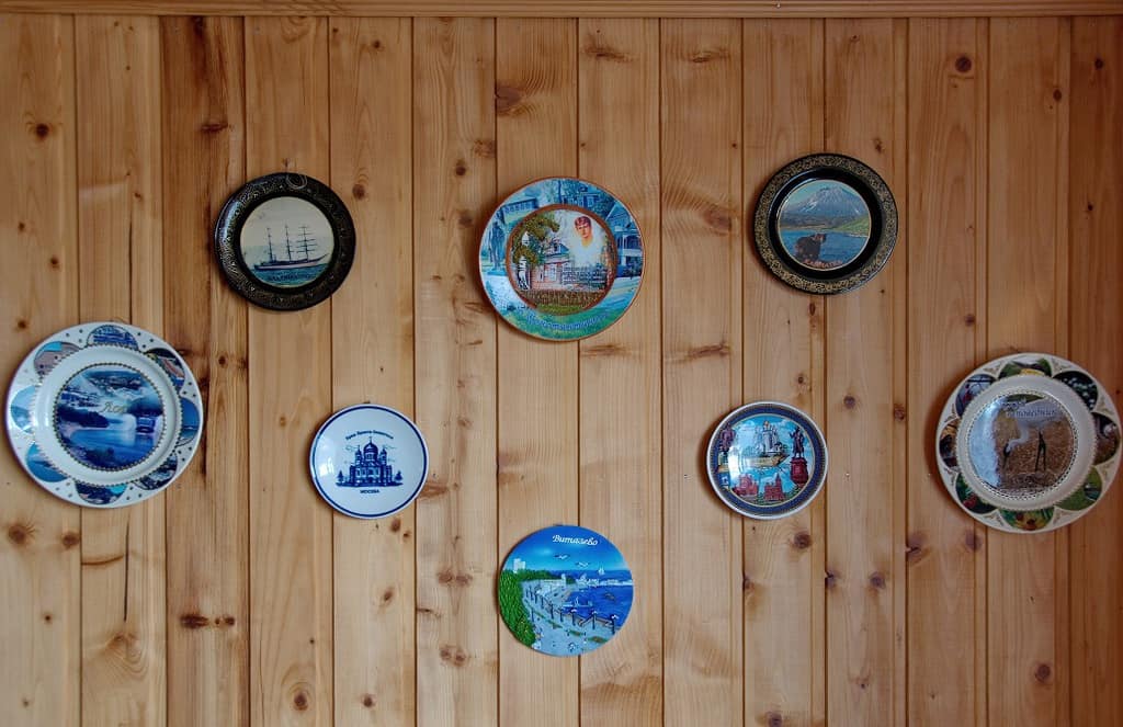 Arrangement of the Plates Hanging on the Wall