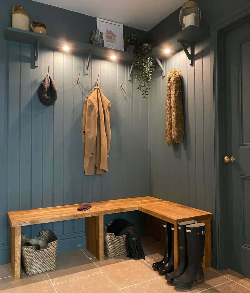 mudroom with seating