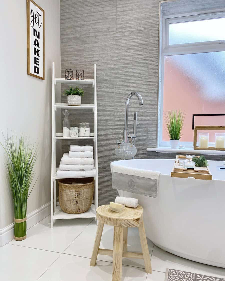 Backless towel shelves 