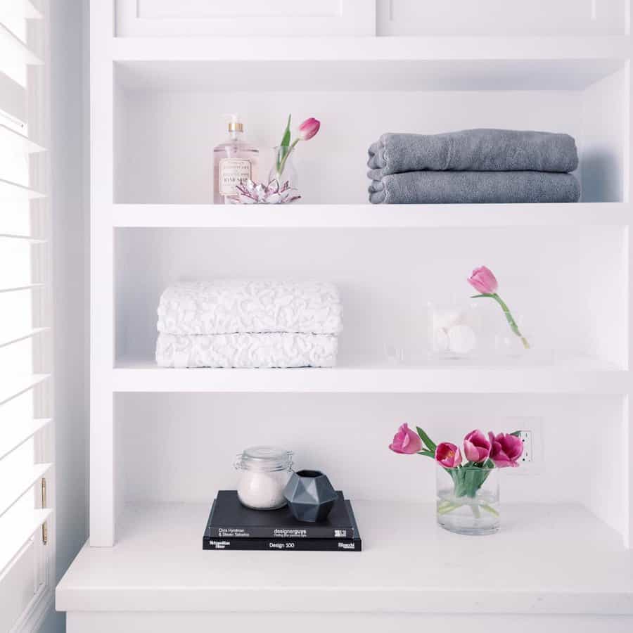 Bath towel cabinet