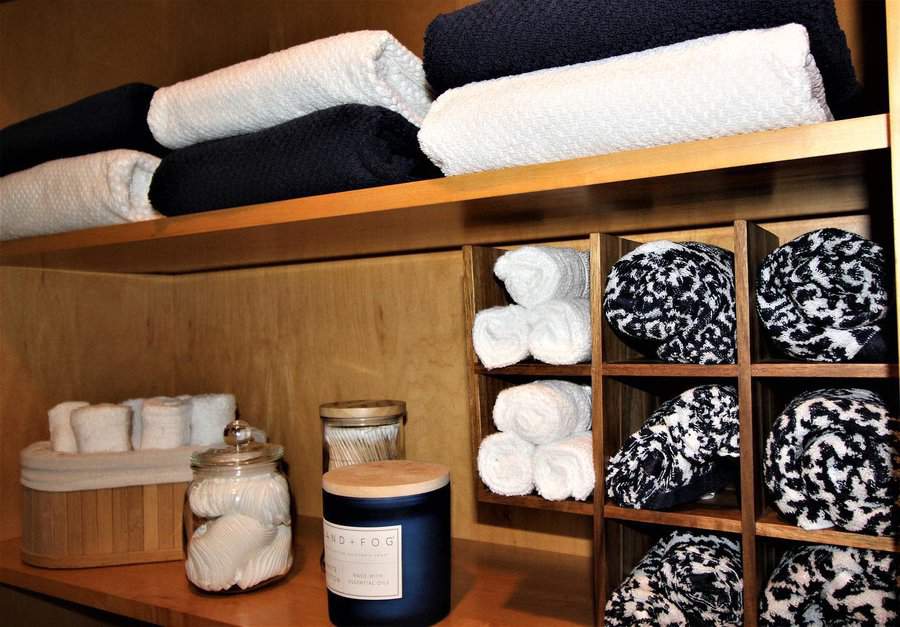 Bath towel cabinet