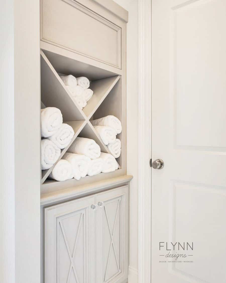 Bath towel cabinet