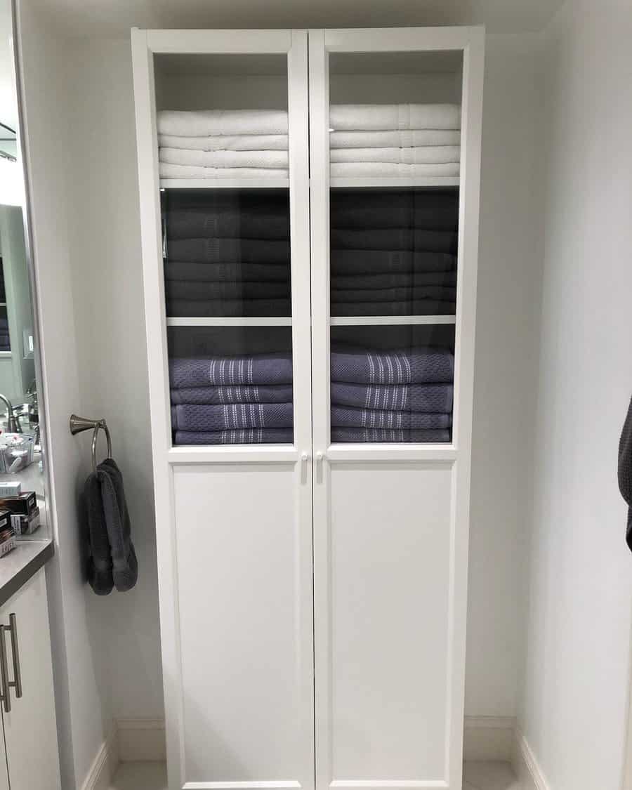 Standalone towel shelf