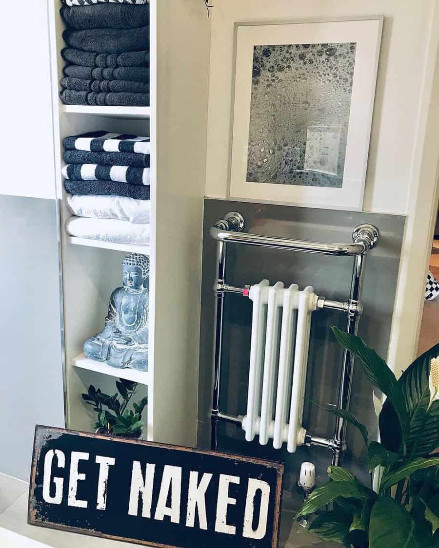 Floating towel shelves 