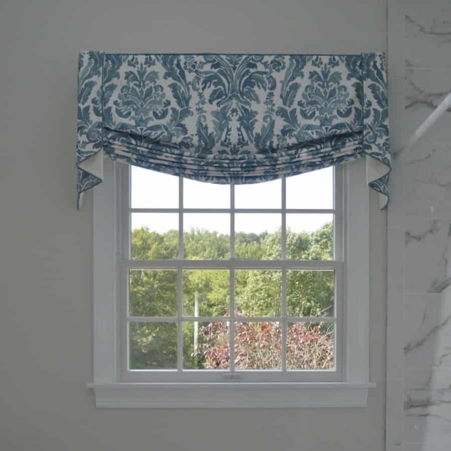 Valance curtain with prints 