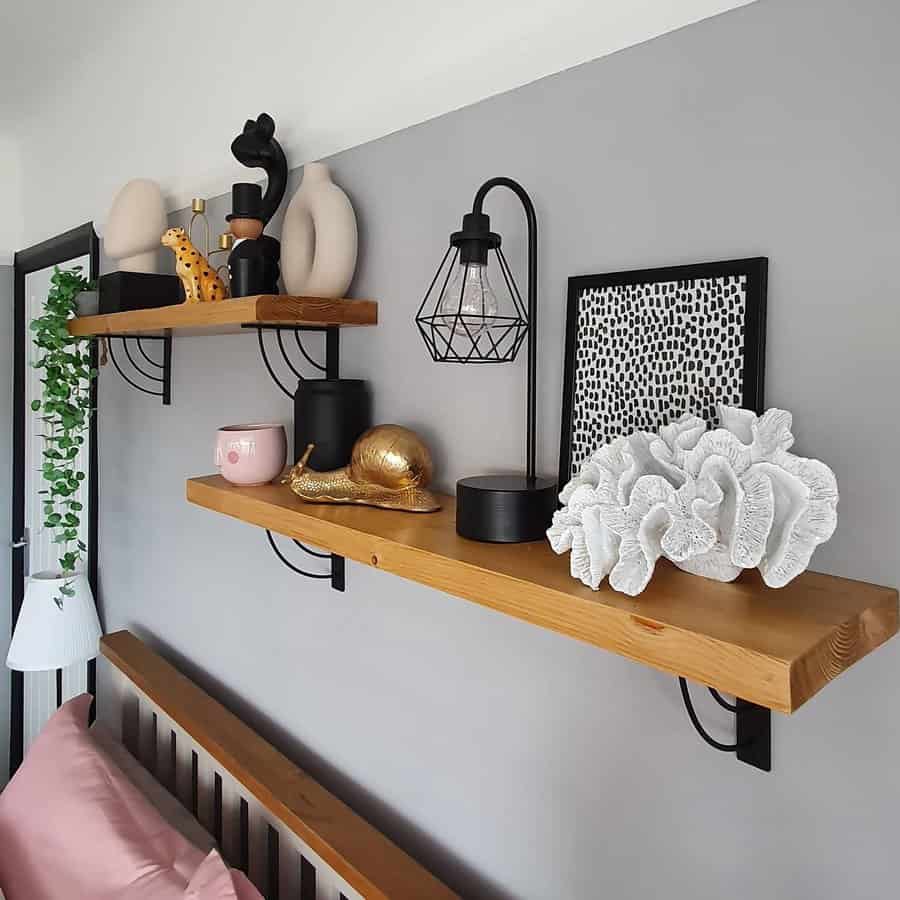 Height-play wall shelves