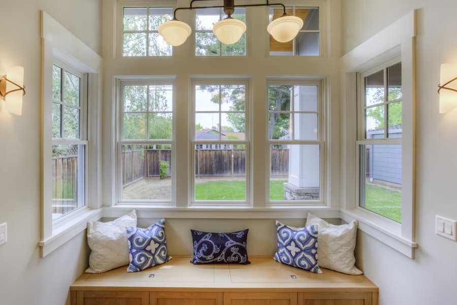 Window seat with pendant lamp