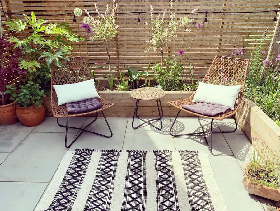 patio with outdoor rug