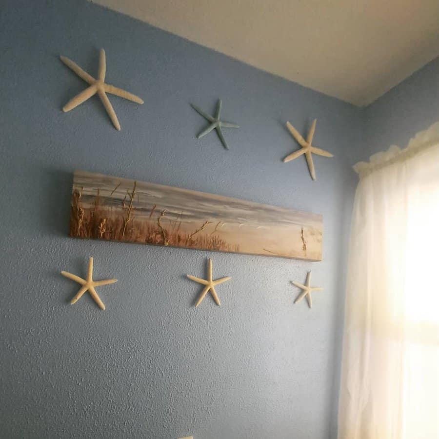 Coastal wall art in bathroom