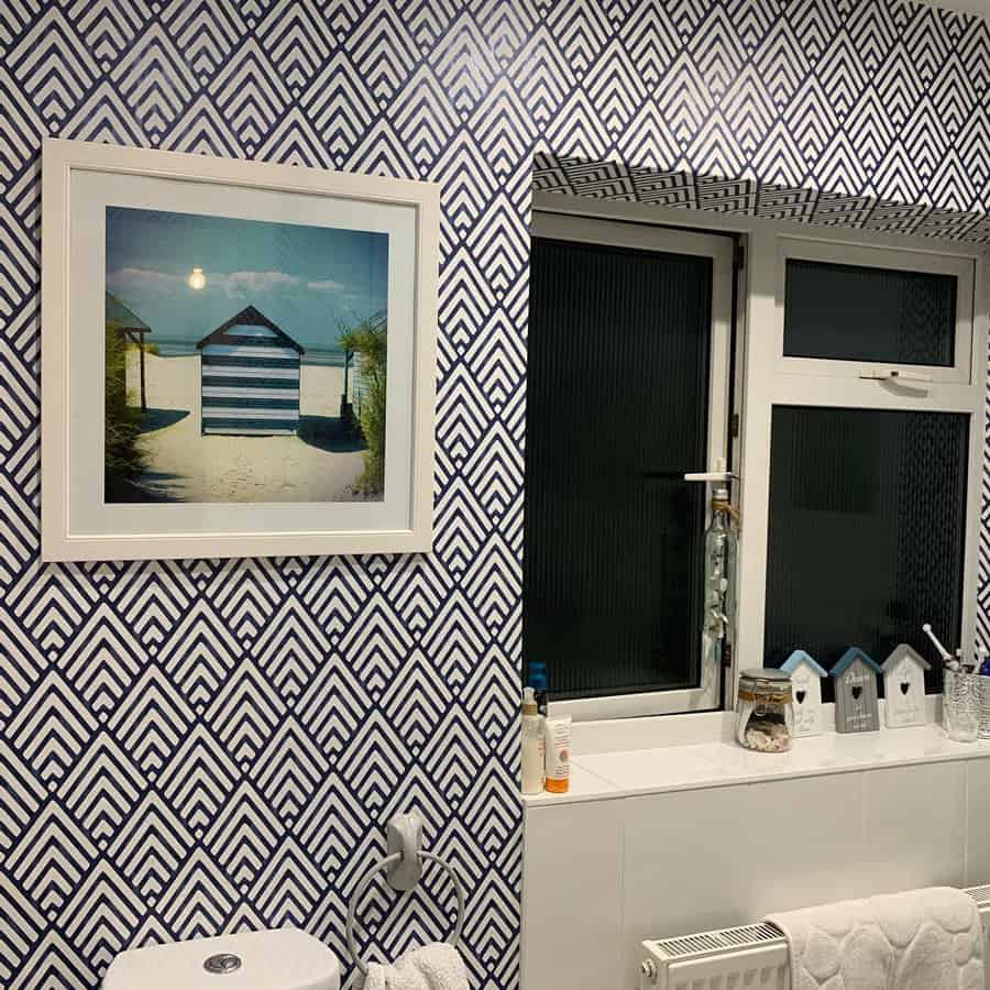 Coastal wall art in bathroom