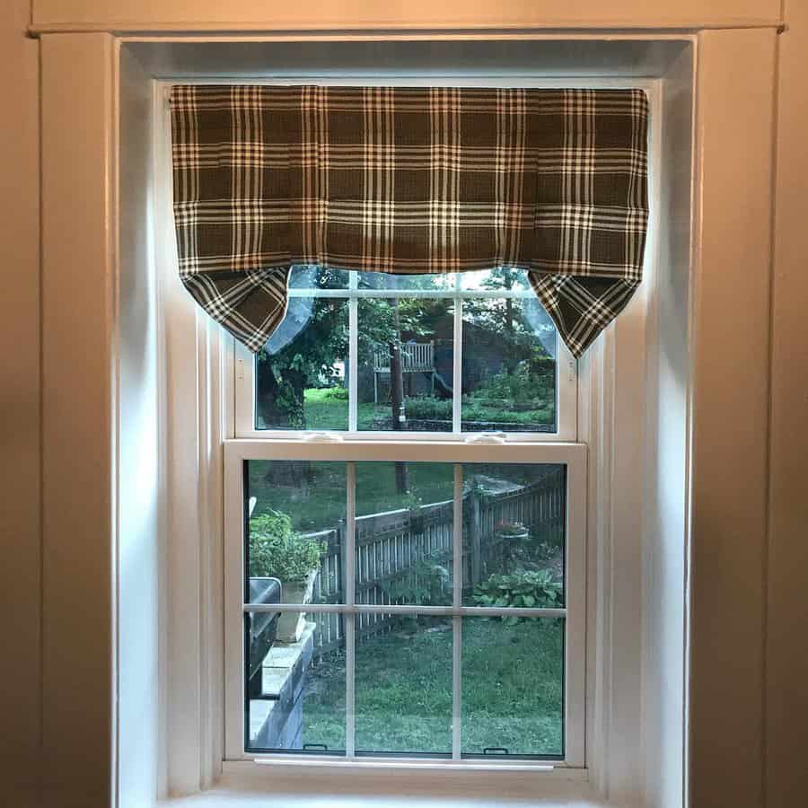 Pleated valance curtain