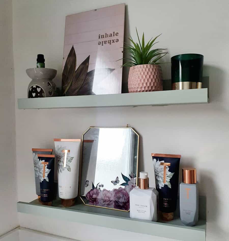 DIY bathroom shelf