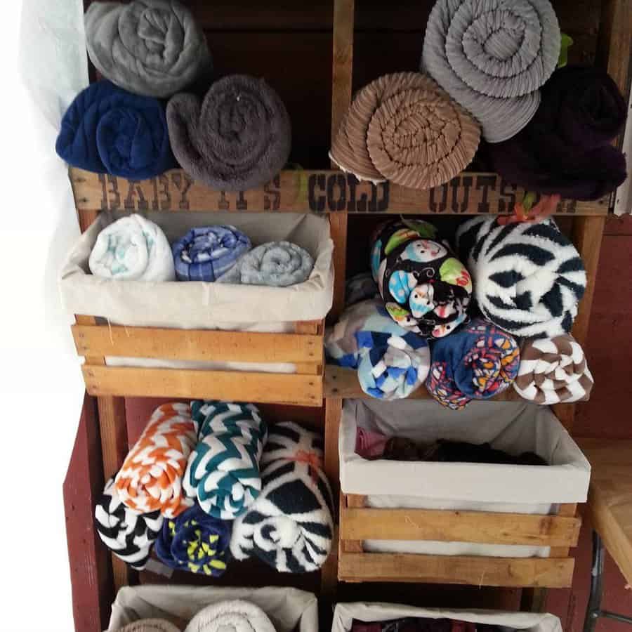 DIY Blanket Storage Ideas rey dominguez503