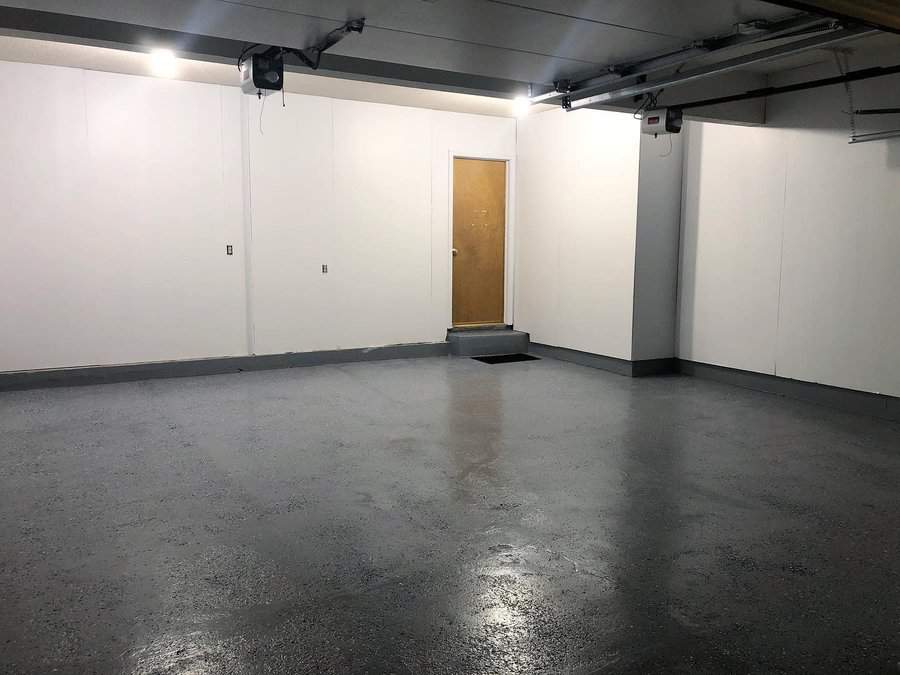 garage with white wall dark grey floor 
