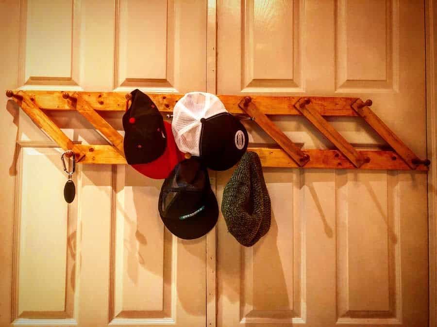 Parallel hat rack 