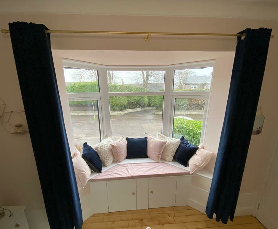 window seat with privacy curtain