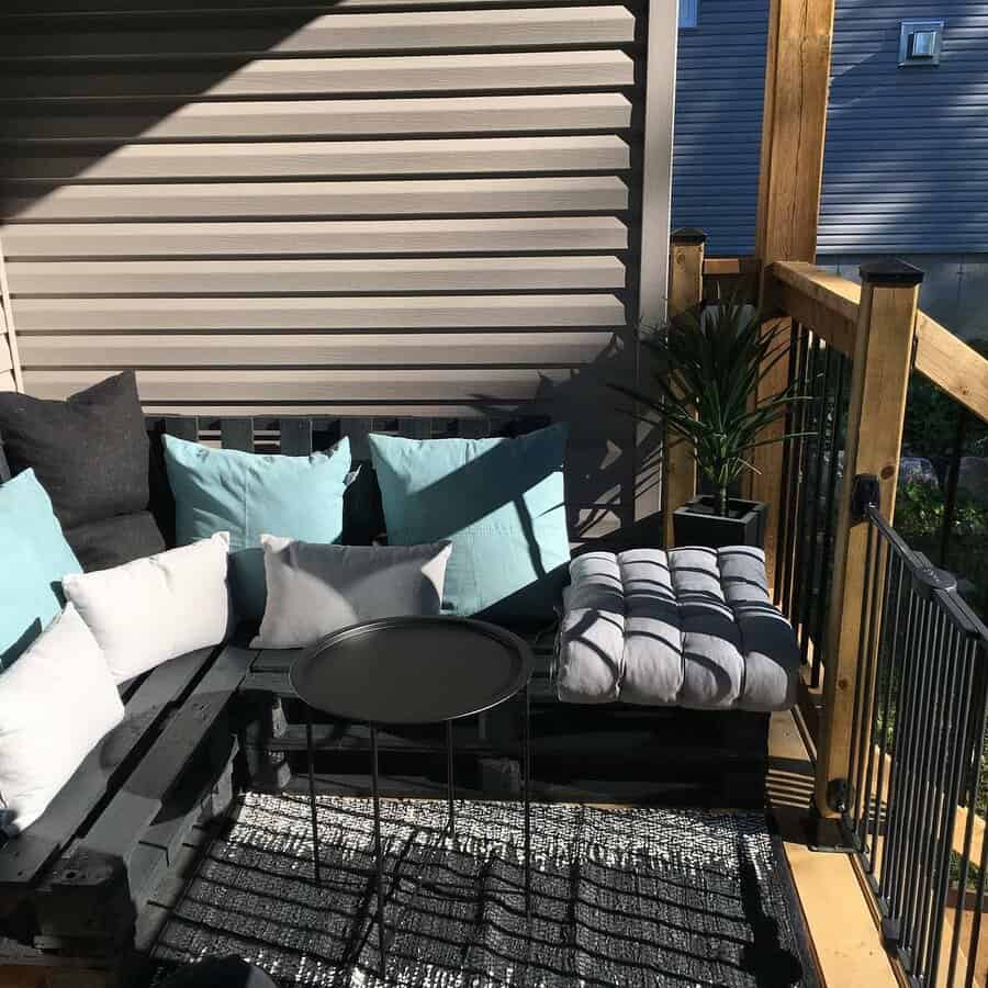 Apartment patio with wood pallet furniture