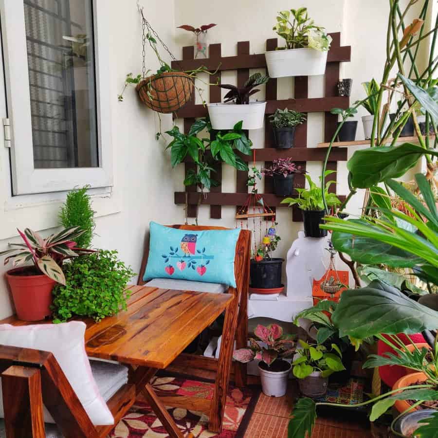 Apartment patio with wood pallet vertical garden