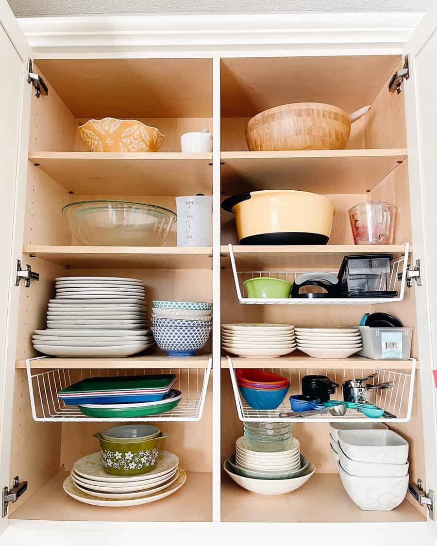 Cabinet with pull out organizers