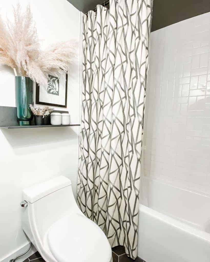 Monochromatic shower curtain