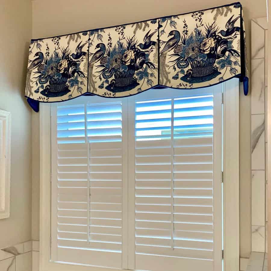 Protruding valance curtain