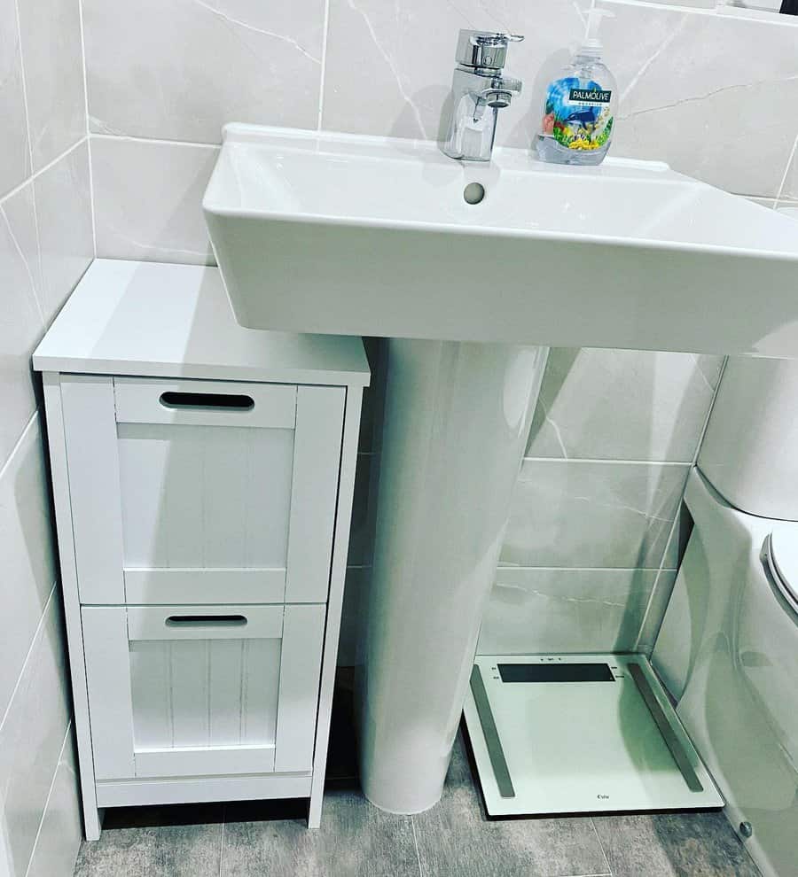 Freestanding bathroom cabinet