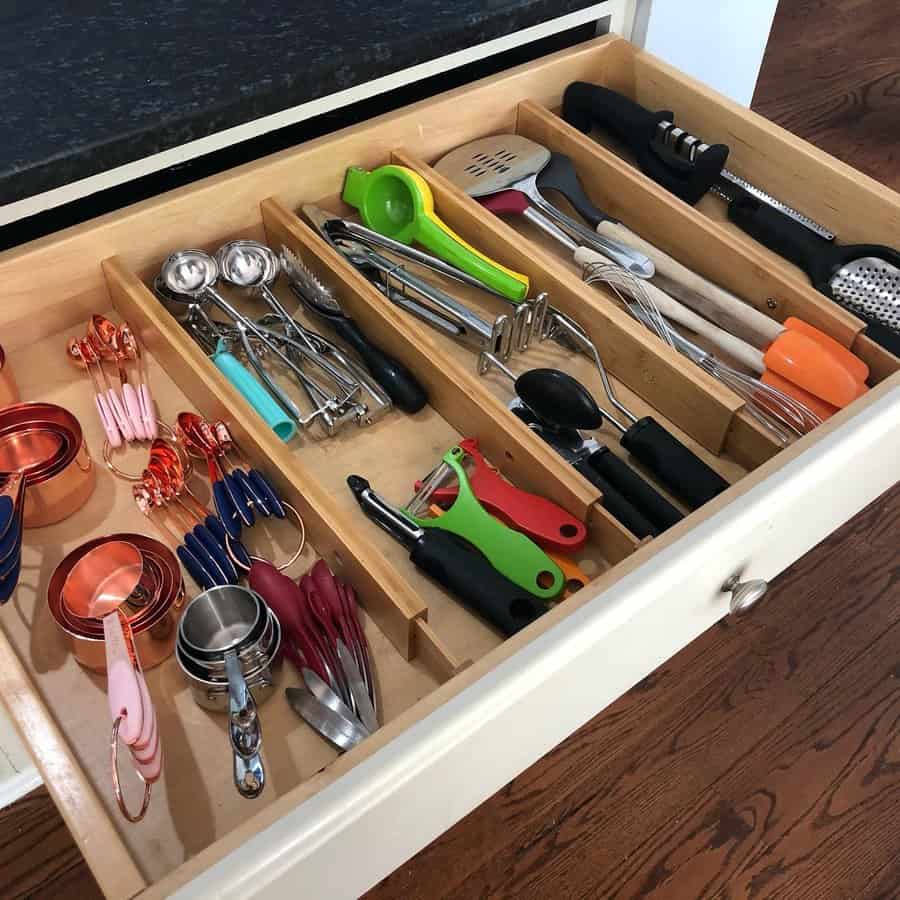 Drawer with dividers 