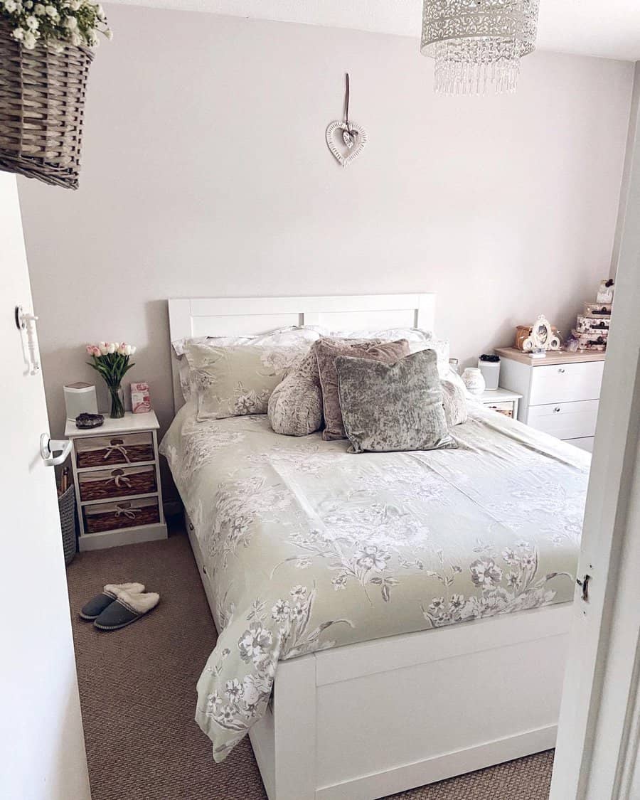 Shelves with basket organizers 