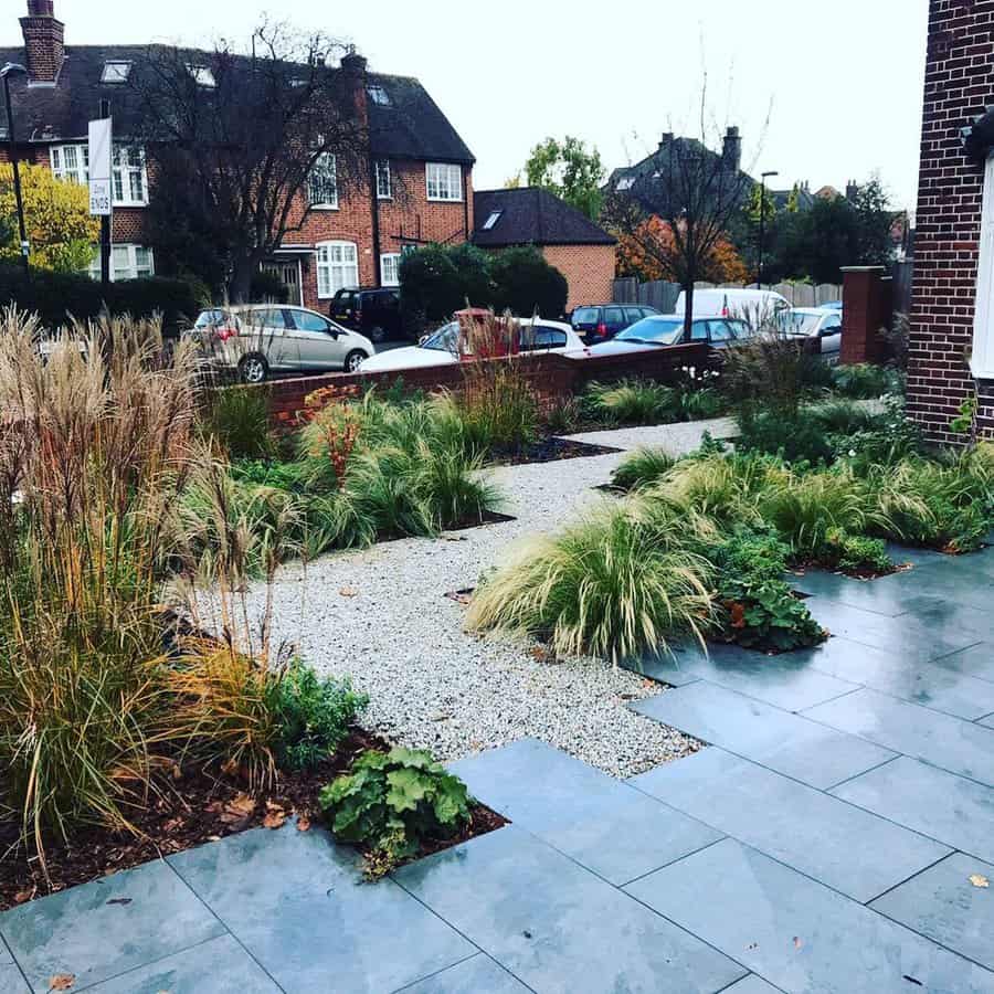 Urban garden with gravel and slate path