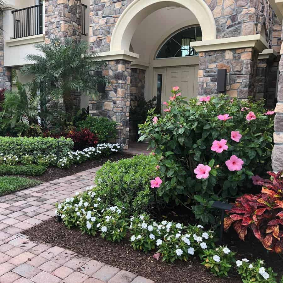 Front garden with arched privacy wall