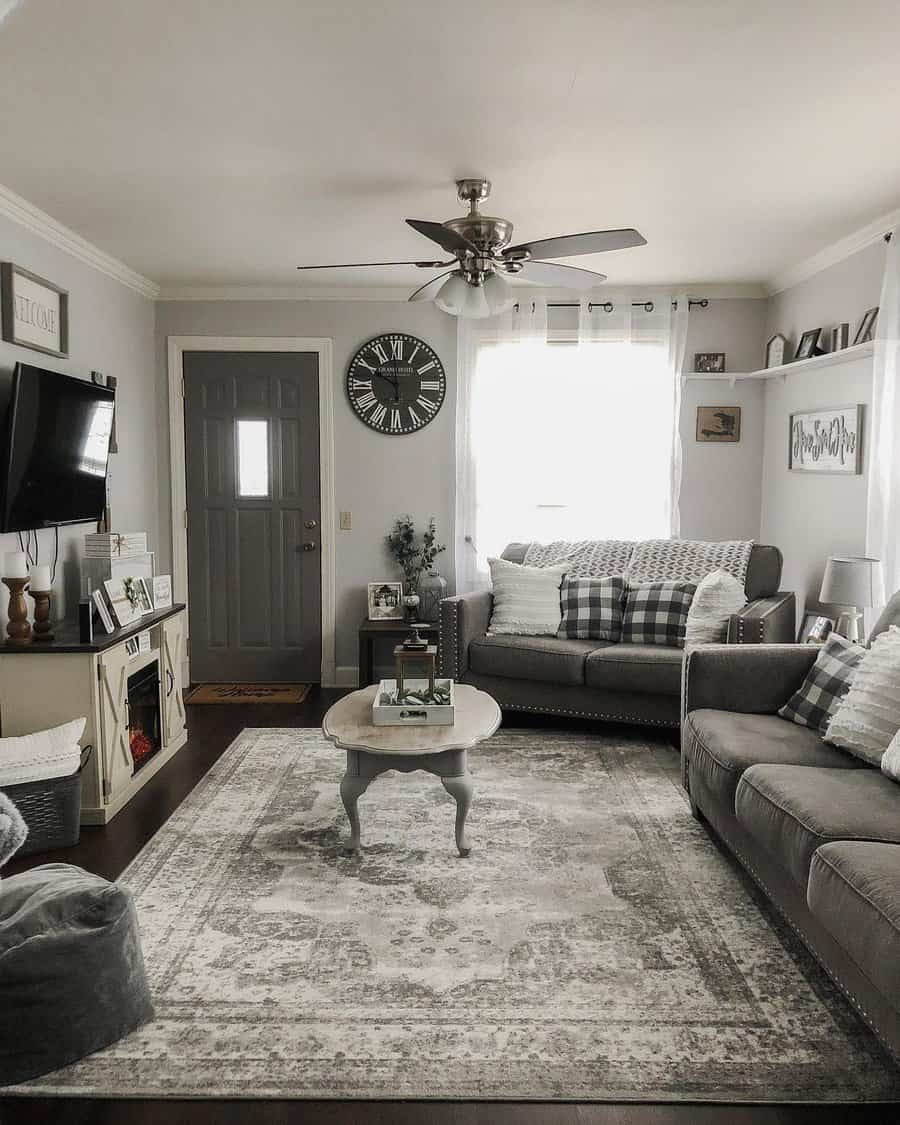 Ceiling fan with lighting