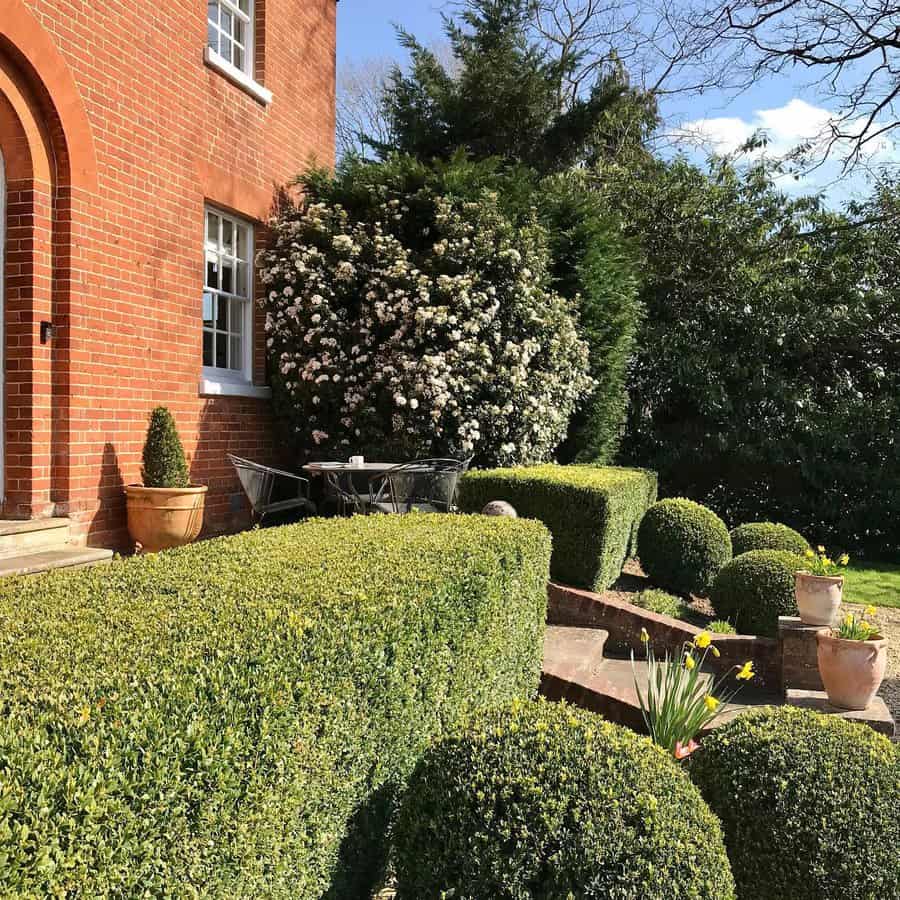 Front garden with arched privacy wall