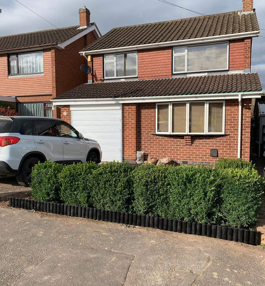front garden with box-trimmed bushes