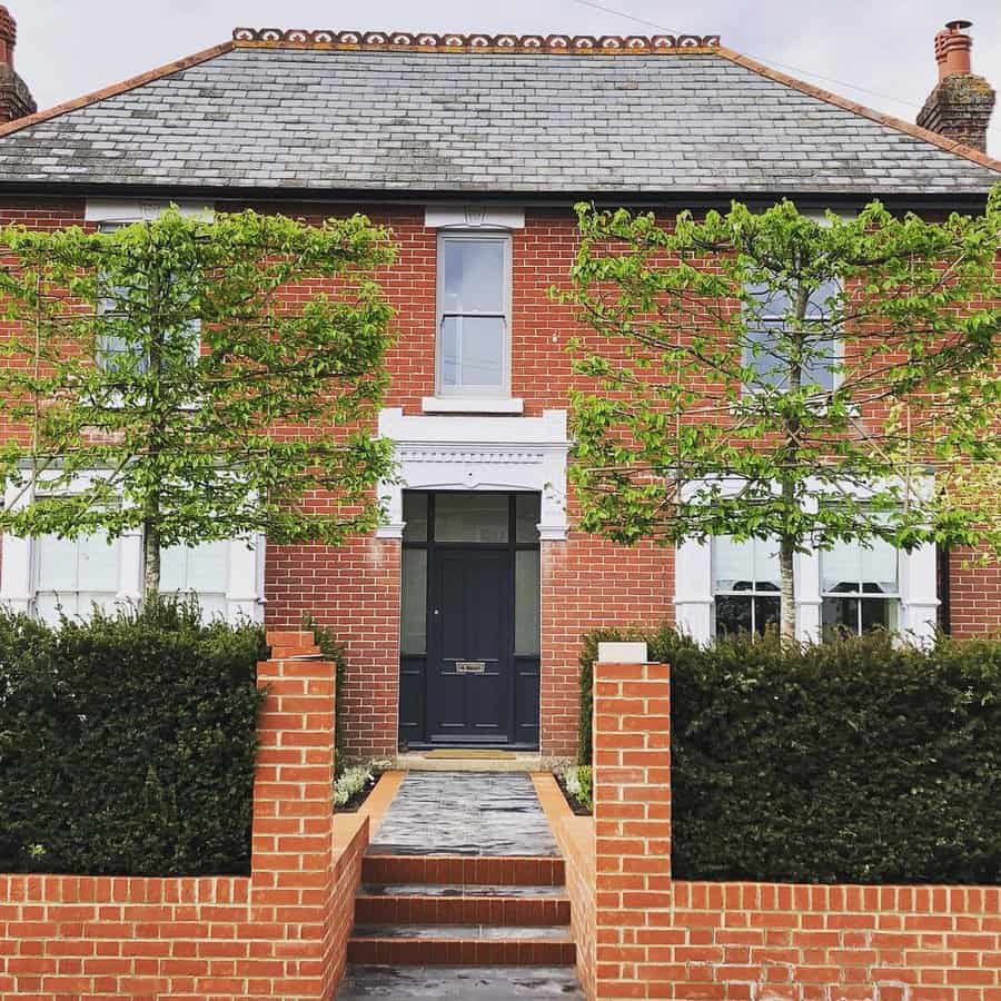 Front garden with box-trimmed bushes