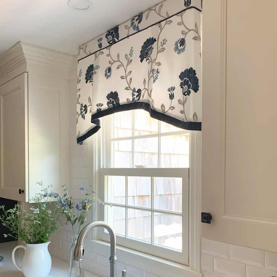 Valance curtain with prints 