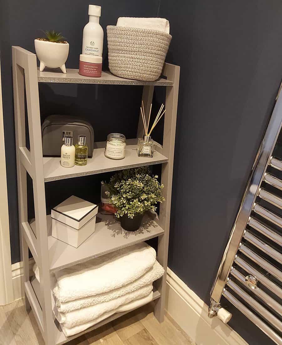 Freestanding bathroom shelf