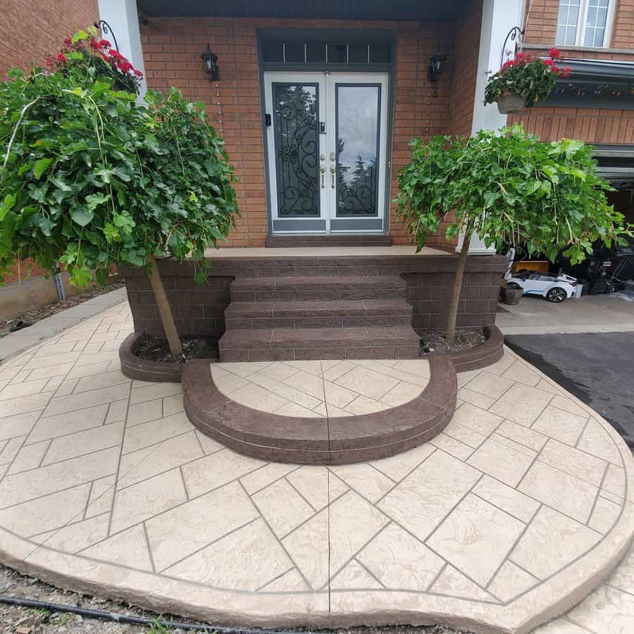 Front garden with potted plants on the doorway