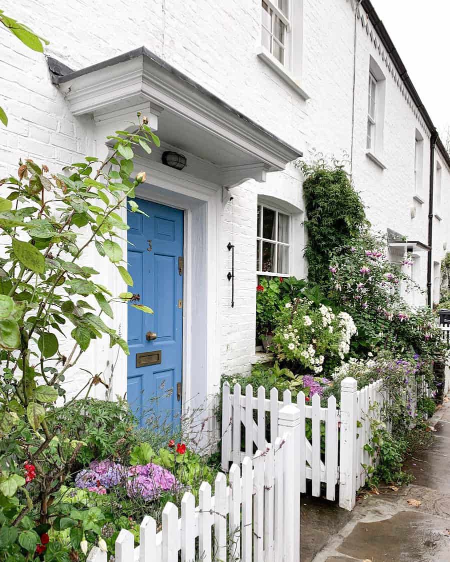 Front garden with lattice fence 