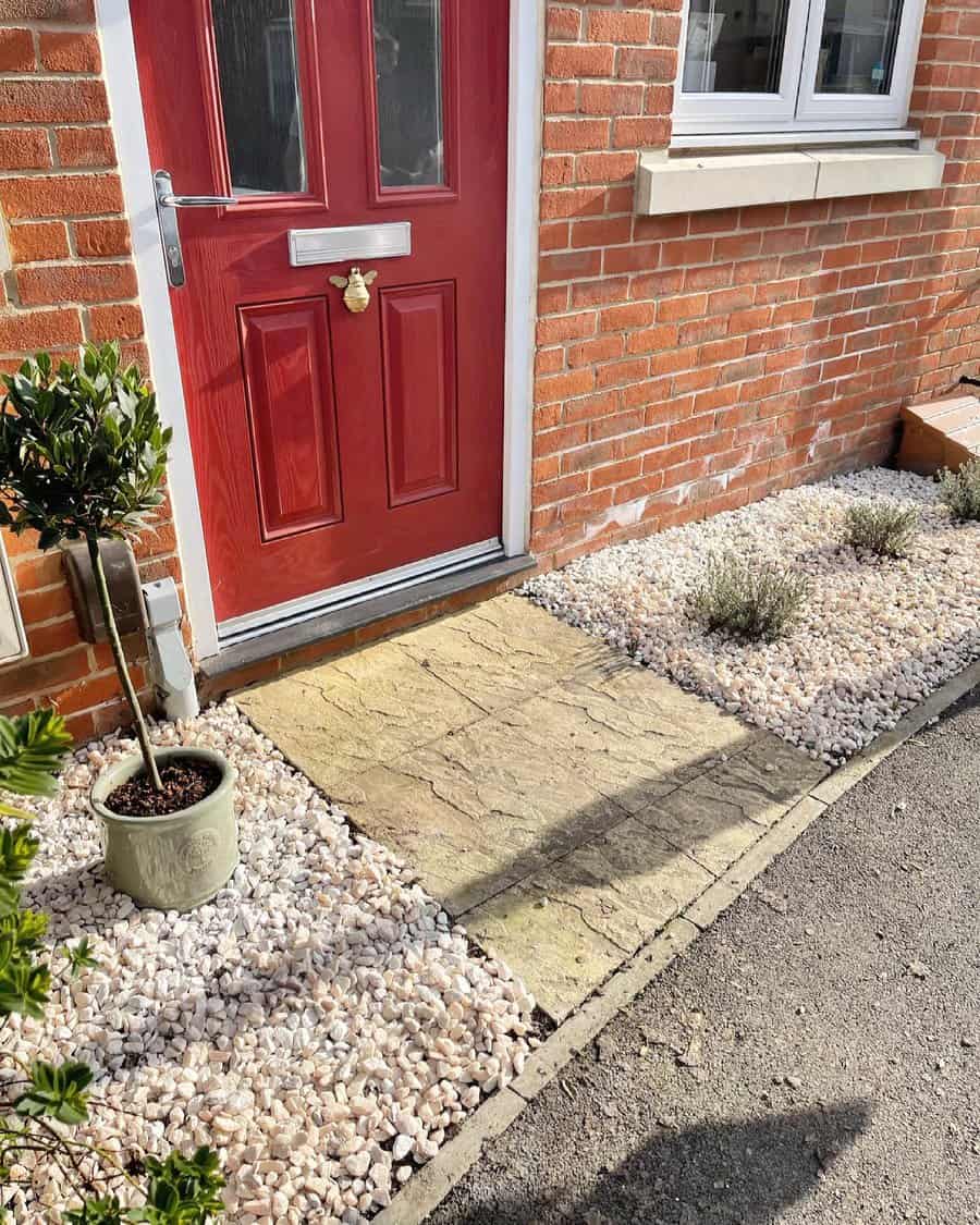 Front garden with white pebbles